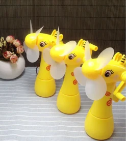 Handventilator Für Kinder - Mini Kurbel-Sprüh-Ventilator Mit Wasserspritze Als Zerstäuber 7 Handventilator Für Kinder - Mini Kurbel-Sprüh-Ventilator Mit Wasserspritze Als Zerstäuber -Luft Wrame Haus Geschaft 465505515afdadd217ea5d7a3cf1673f