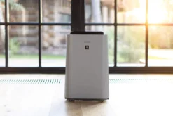 SHARP UA-HD50E-L Luftreiniger (mit Befeuchtungsfunktion, Verbesserung Der Luftqualität, Ideal Für Allergiker, Drei Stufen Filtersystem, HEPA-Filter, Räume Bis Zu 38 M²) Hellgrau [Energieklasse A] -Luft Wrame Haus Geschaft a11be5abecaa9604f3a08cbc1d7e258a