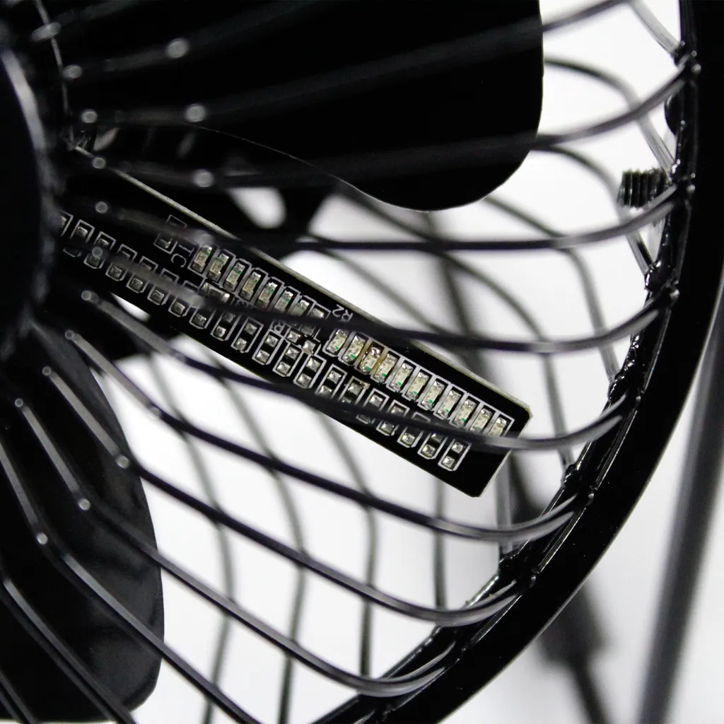15cm Mini USB-Tischventilator Ventilator Aus Metall Mit LED-Animation Für Temperatur Und Uhrzeit - Stufenlos Neigbar Um 360°, Energiesparend, Extrem Leise 4 15cm Mini USB-Tischventilator Ventilator Aus Metall Mit LED-Animation Für Temperatur Und Uhrzeit - Stufenlos Neigbar Um 360°, Energiesparend, Extrem Leise – Bild 4